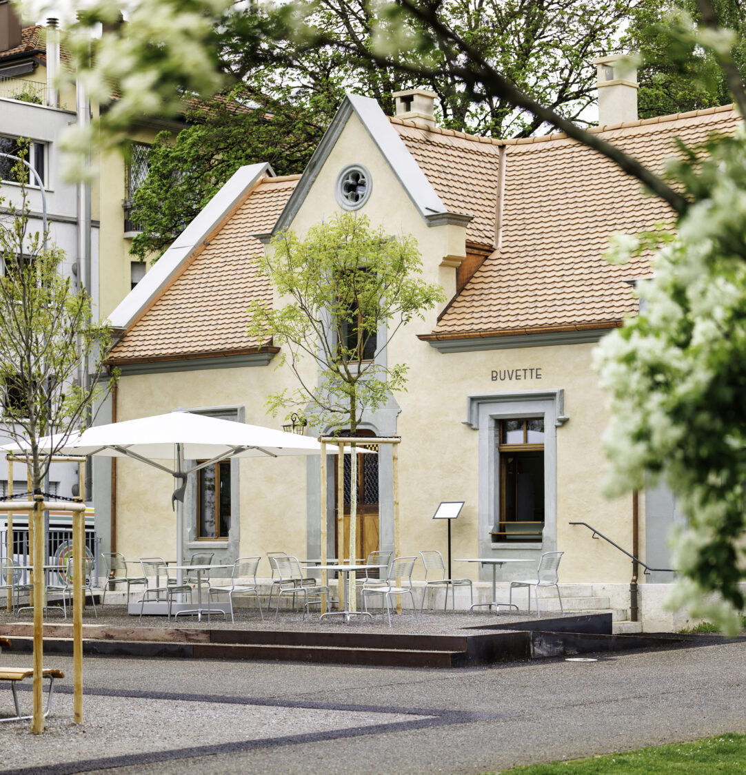BIEL BIENNE - 16APR25 - Le p’tit Schluck Buvette im alten Pfoertnerhaus im Stadtpark Biel.

https://leptitschluck.ch

Betrieben wird die Buvette von der Residenz Au Lac. In enger Zusammenarbeit mit dem Jugendkulturhaus X-Project werden generationenverbindende, soziokulturelle Veranstaltungen organisiert.

Residenz Au Lac Tel. 032 328 29 30 info@residenz-au-lac.ch

X-Project Tel. 077 486 41 08 office@x-project.ch

Biel Bienne, Mittwoch 16. April 2025

© SEVERIN NOWACKI Fotograf BR Postfach CH-3001 Bern Switzerland +41 79 761 33 46 PC 30-455681-8 info@nowacki.ch www.nowacki.ch